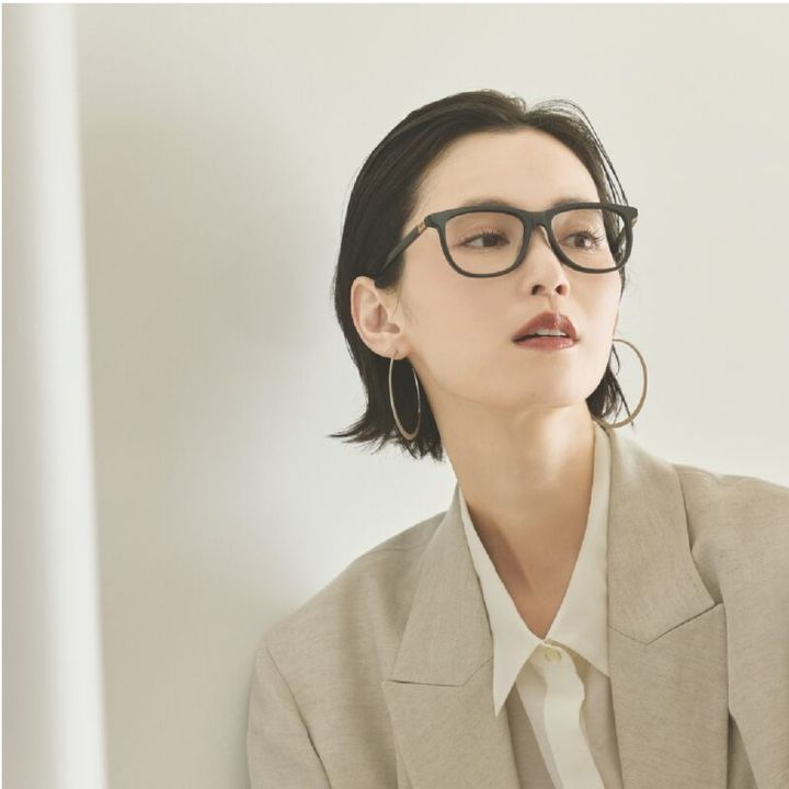 サイドのメタルロゴが華やかでクラス感のあるスクエアフレーム。メガネ5万2580円（ミュウミュウ／ルックスオティカジャパン カスタマーサービス）