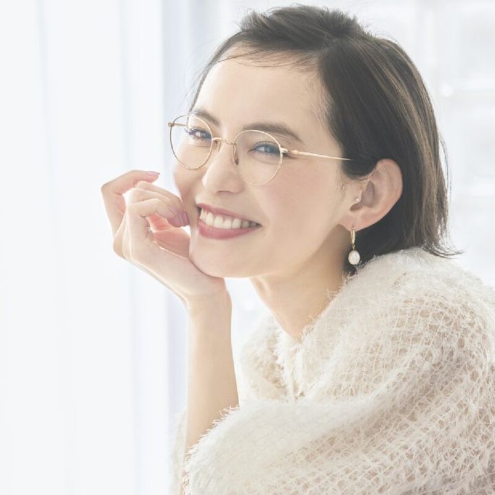 艶のあるイエローゴールド、丸みのあるボストン型が華やかで明るい表情に仕上げ る。軽いチタンフレームは、かけ心地良好。メガネ4万9500円（アヤメ）