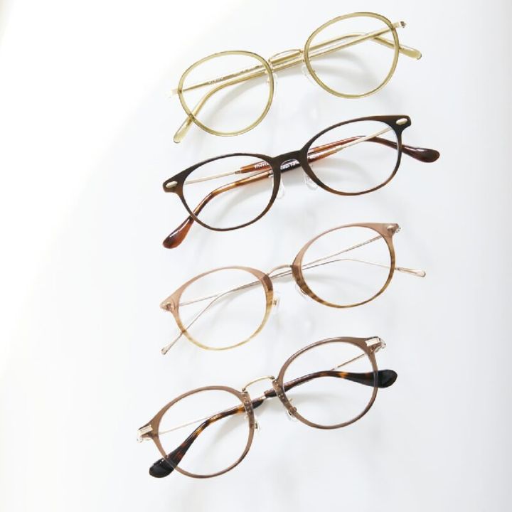 ライトな色味、ラウンド気味のボストンフレームが顔立ちを柔和に印象づける。3万6300円（プロポ／プロポデザイン）