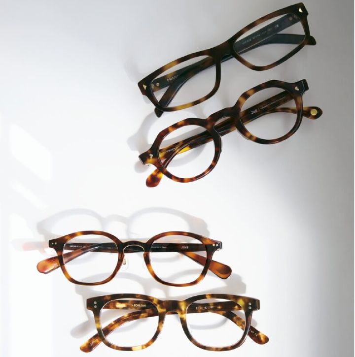 サイドのトライアングル、メタルロゴがアイコニック。スクエアフレームで軽快なムードに。5万9290円（プラダ／ルックスオティカジャパンカスタマーサービス）