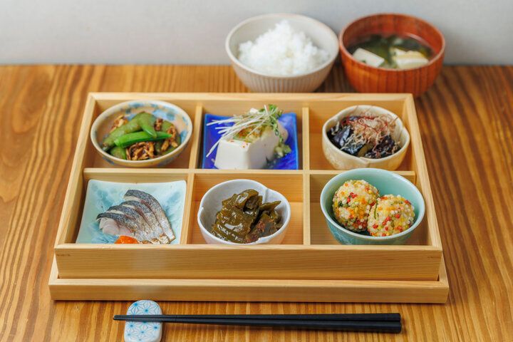 京都駅近くの「京のSAKESORA」で、彩り豊かなおばんざいとクラフトビールを♪