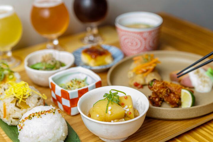 京都駅近くの「京のSAKESORA」で、彩り豊かなおばんざいとクラフトビールを♪