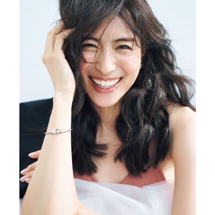 ブラトップとチュールスカートにジャケットを肩掛けした笹川友里さん