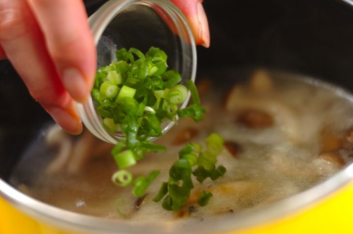 ささ身とシメジのすまし汁の作り方2