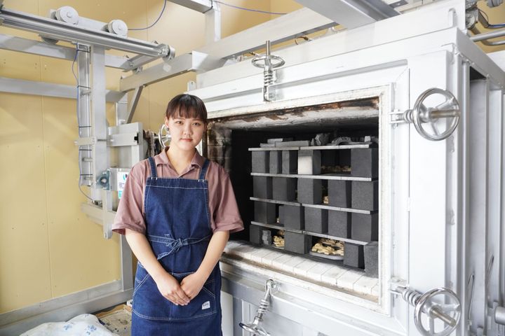新しく設けた窯の前にて長澤玲奈さん