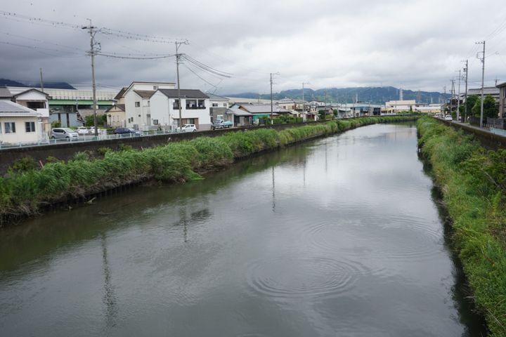 梅雨空の巴川