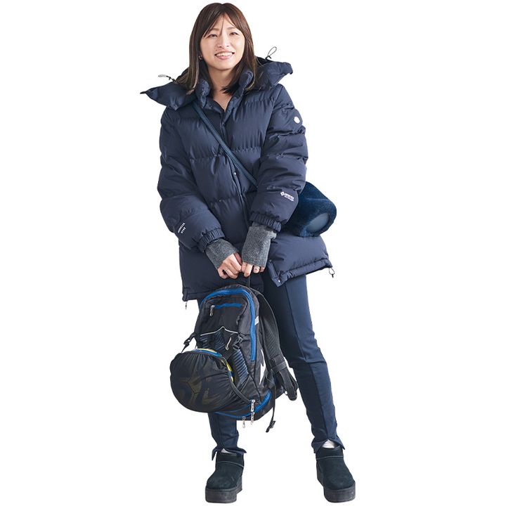 モンクレールとHYKEコラボのネイビーダウンコーデ