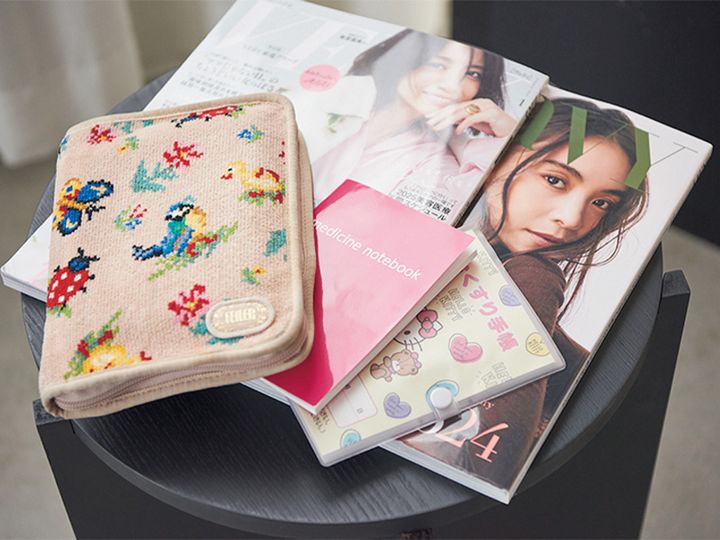 バッグの中身にVERYが入っている様子