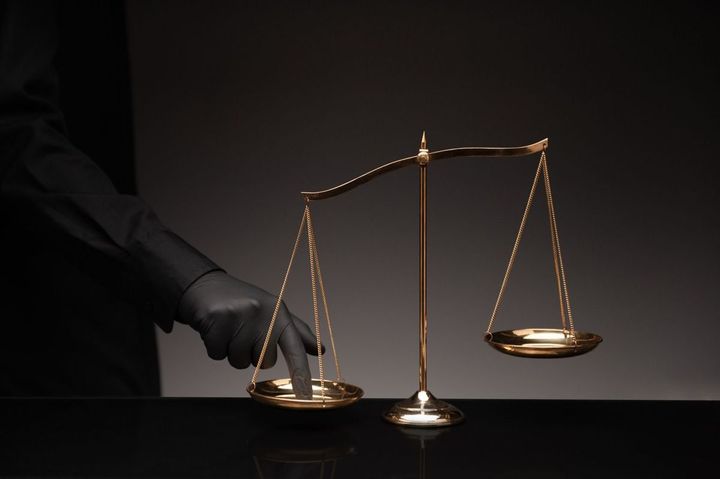 不均衡な状態の天秤