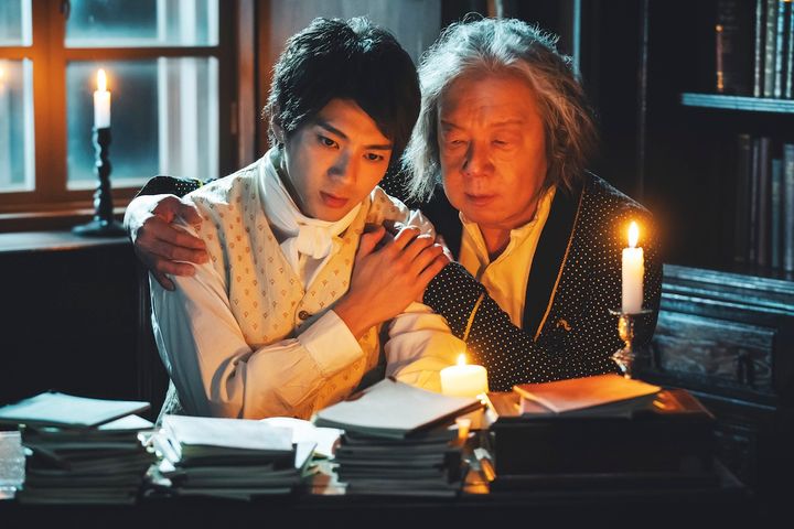 山田裕貴が“こじらせ秘書”に！ ベートーヴェンへの重すぎる愛が暴走する場⾯写真解禁