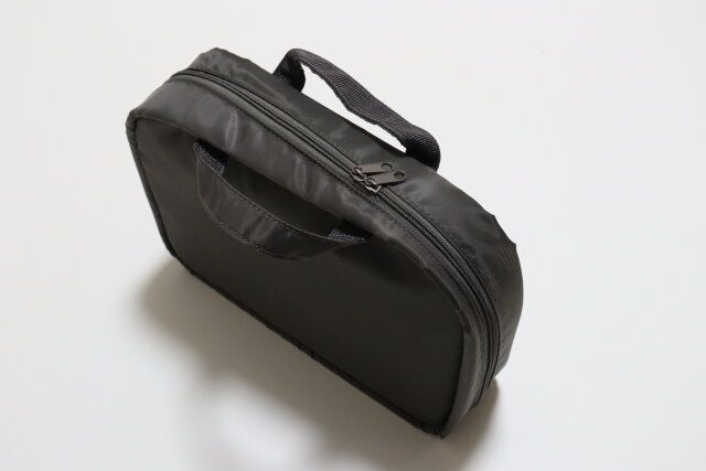 スリーコインズのコスメが入るASU 大容量スリムポーチ