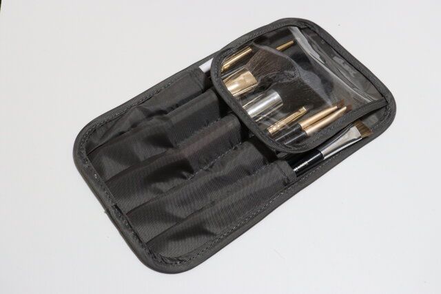 スリーコインズのメイクブラシケース付きASU 大容量スリムポーチ