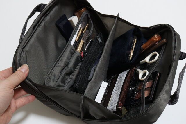 スリーコインズのガバッと開くASU 大容量スリムポーチ