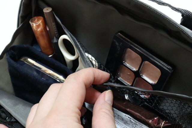 スリーコインズのメッシュポケット付きASU 大容量スリムポーチ