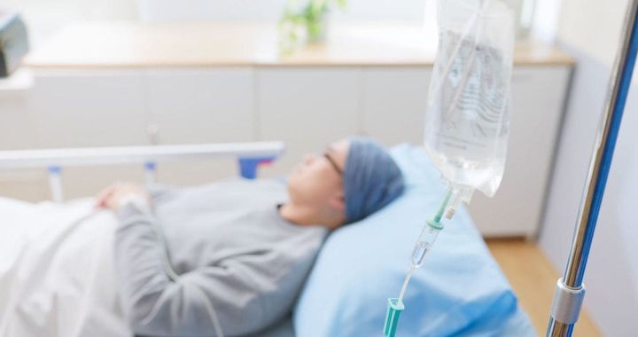 ベッドで眠る患者の女性