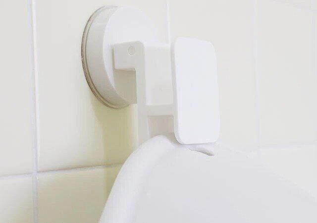 ダイソーの便利な洗面器ホルダー（レバー式吸盤）