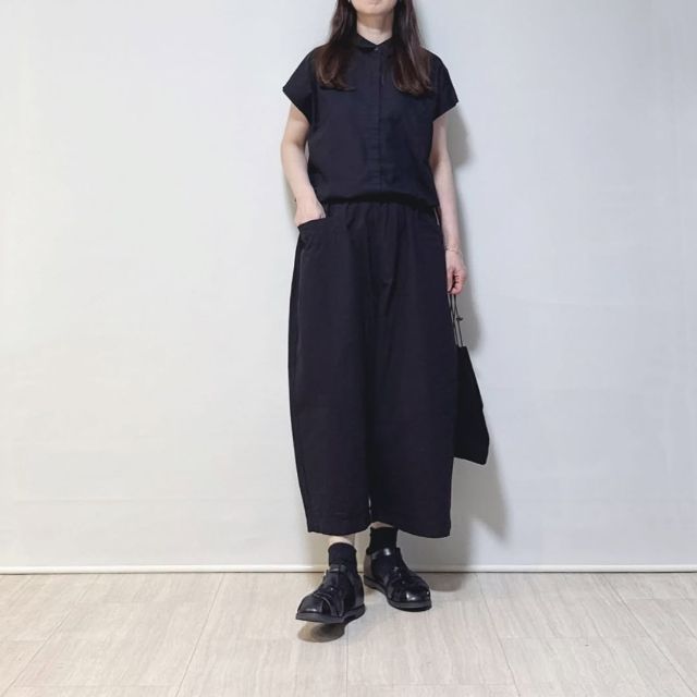 クロップドシャツノースリーブを着たコーデ