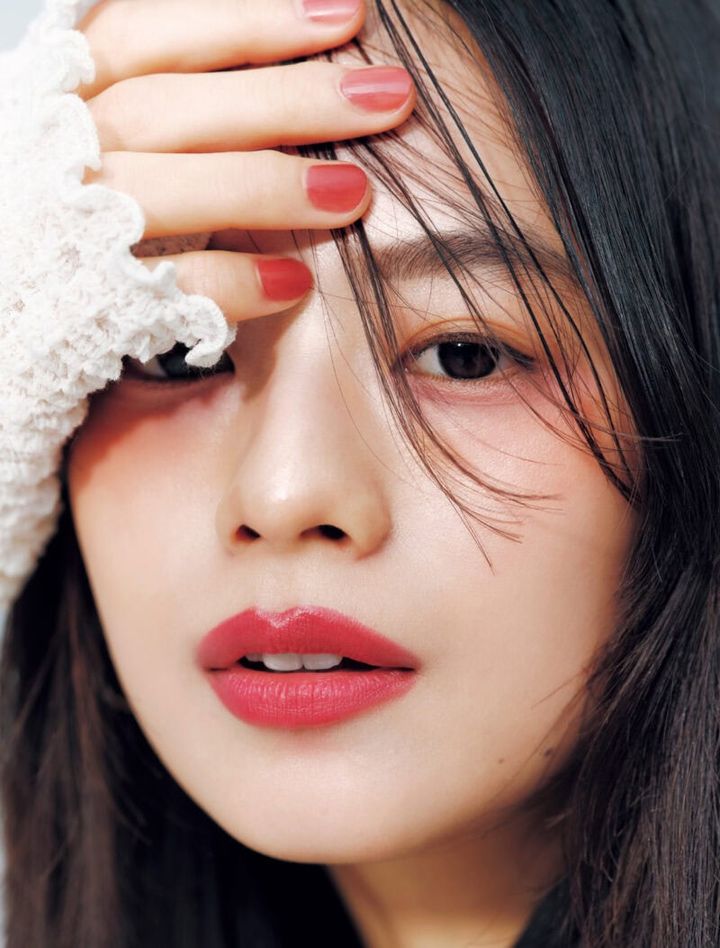 描くチーク モデル＝松木育未