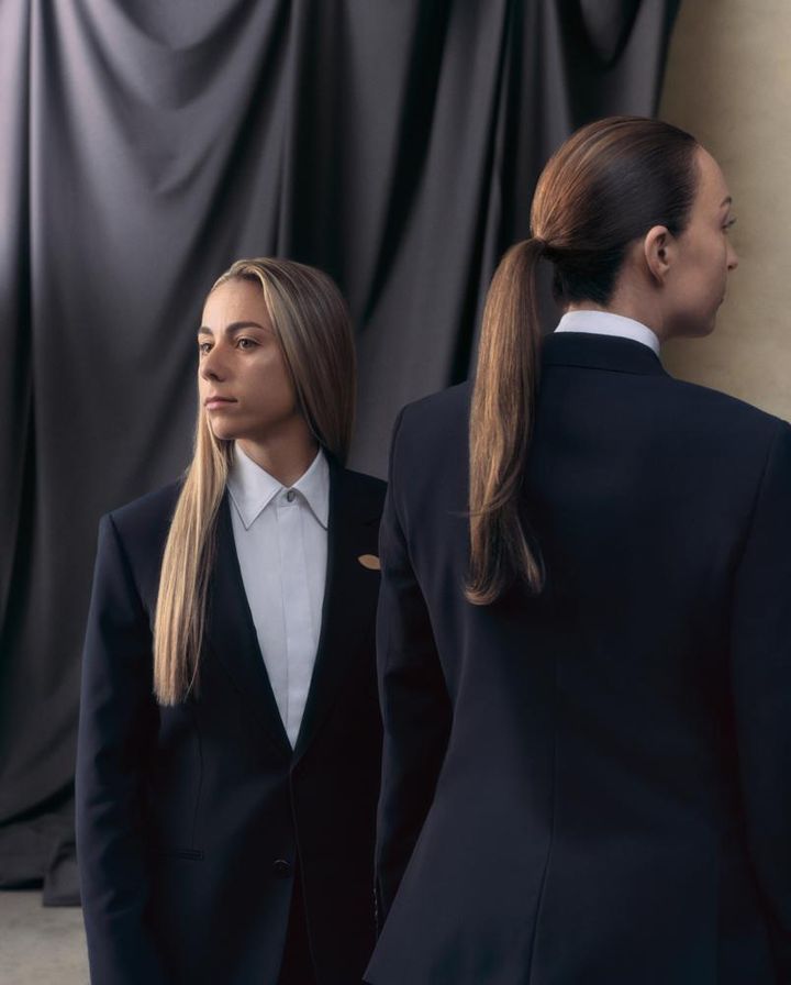 あのルイ・ヴィトンが名門サッカーチームと契約！スタイリッシュな“黒スーツ”がかっこいいと話題