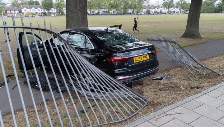18歳のサッカー選手が交通事故で死亡…車がガードレールに突き刺さる