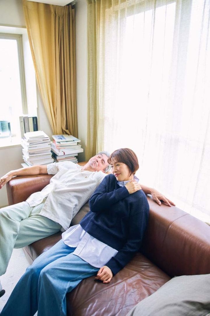 シャツ¥19,800／ペイ デイ×ジーンズ ファクトリー（ジーンズ ファクトリー 卸団地本店）、ニット¥7,990／アンフィーロ、デニムパンツ¥8,990／ギャップ【雄三】シャツ¥6,990、パンツ¥9,990／ともにギャップ