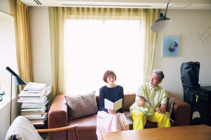 ニット¥7,990／アンフィーロ、スカート¥18,700／アンクレイヴ、メガネ¥46,200／アイヴァン（アイヴァン 東京ギャラリー）