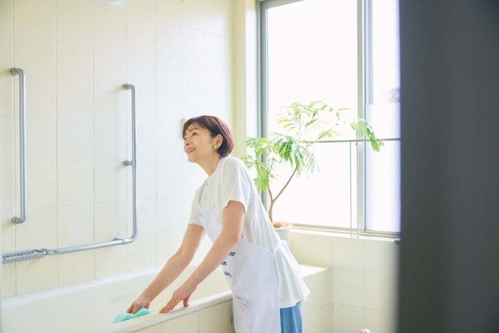 Tシャツ¥4,990／アンフィーロ、デニムパンツ¥8,990／ギャップ、エプロン¥6,600／ルミノア（ゲストリスト）イヤリング¥8,640／アビステ