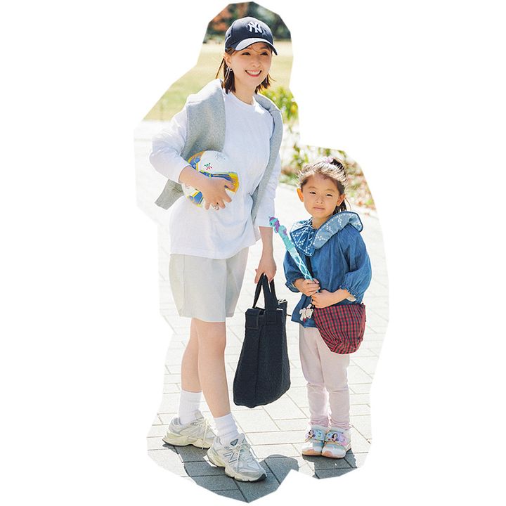 無印の白ロンTとGUのハーフパンツにグレーのスウェットを肩掛けしてキャップやスニーカーを合わせた公園コーデ