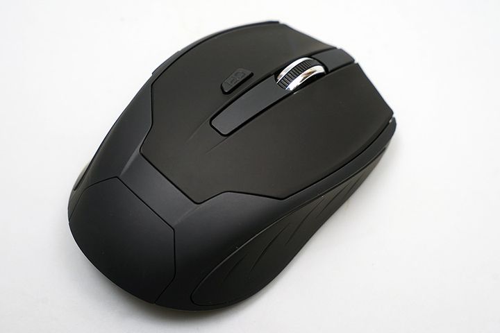 モバイルでの使用を意識してなのか、やや小ぶりですが、シンプルで好感の持てるデザインに仕上がっています。このあたりはさすがスタンダードプロダクツです。