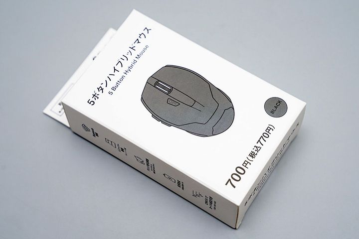 ダイソー・スタンダードプロダクツの店頭で発見した「5ボタンハイブリッドマウス」税込み770円。シンプルなデザインのパッケージです。
