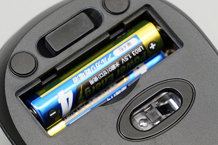 単4形乾電池2本が写真のように重なるように入ります。電池交換の際に奥に入れた電池がやや取り出しにくい点が気になりました。