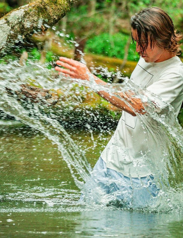 DRY MIX シリーズの T シャツとも好相性で、海やプール、川遊びなど、⽔辺のレジャーシーンでの活躍が期待できる。