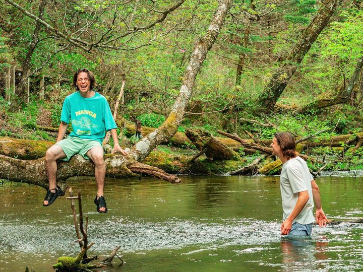 NANGA（ナンガ）で始める夏⽀度。⾼機能素材のグラフィック T から⽔陸両⽤ショーツまで、機能ヨシ、⾒た⽬ヨシ、夏の着こなしがもっと⾃由に。酷暑を快適に乗り切るサマーコレクションに注⽬いただきたい。