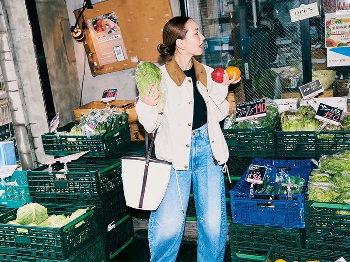 黒Tシャツとブルーのデニムにバブアーのワークジャケットを羽織った辻元舞さん