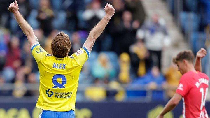 「私たち世代の最高の選手が…」元レアルDFの実弟、日本で大人気サッカー漫画の“聖地巡礼”