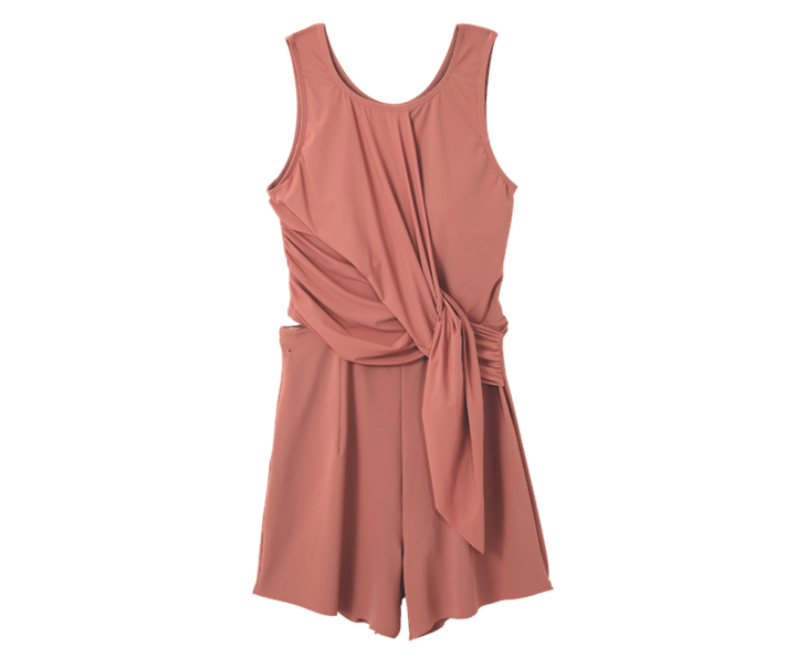 Speedoのドレープ入りコンビネゾン。ツイストデザインが大人の体形カバーに効果的。2万4200円（スピード／ゴールドウイン カスタマーサービスセンター）