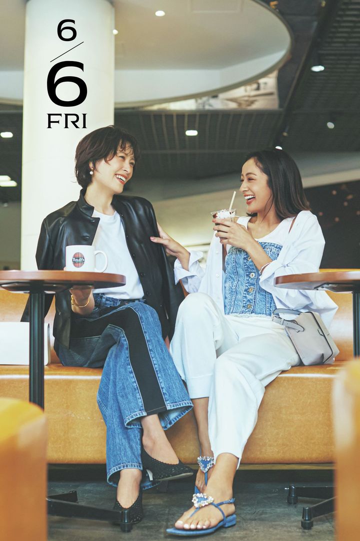 白Tシャツとデニムのラインパンツにレジャージャケットを羽織った青木裕子さんとタンクトップにデニムビスチェと白シャツをレイヤードした木佐貫まやさん