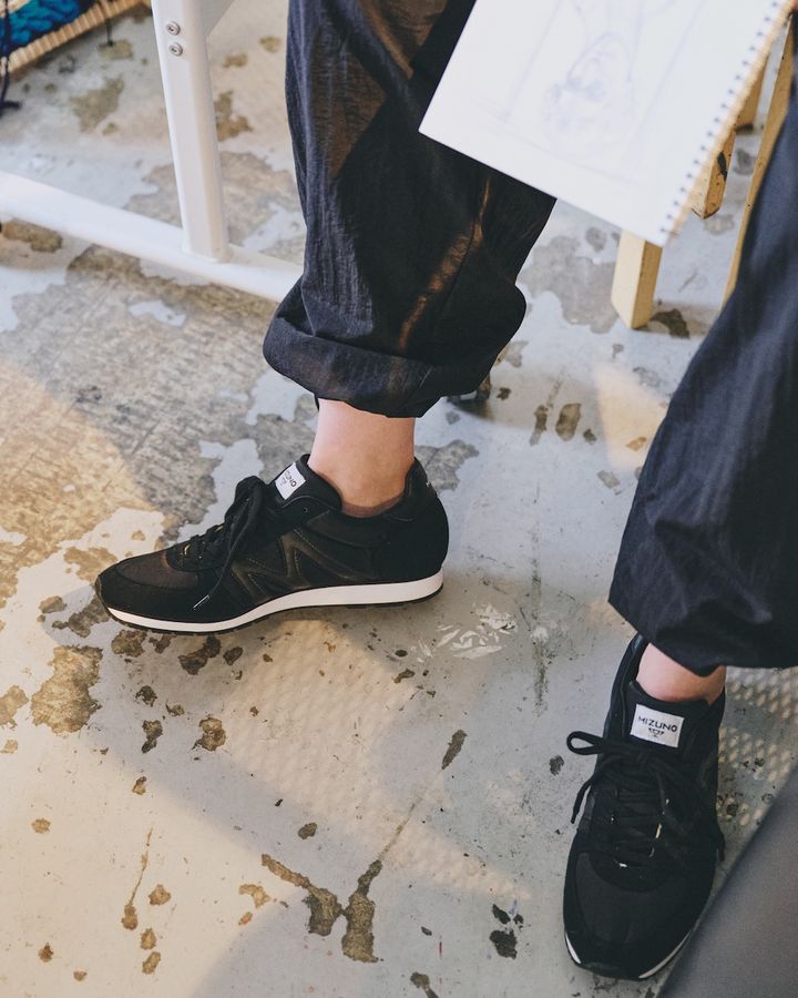 黒のローテクスニーカーに合うのは？モノトーンの着こなし【FUDGE dig.｜バランス上手なあの子がお手本！ローテクスニーカーの着こなしレッスン- 02】