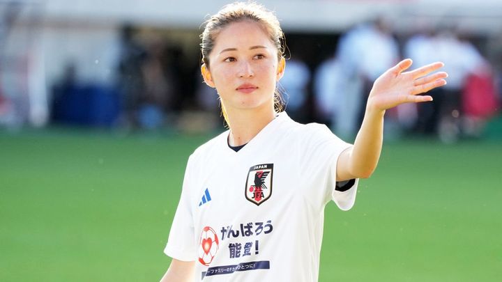 「色気凄い」なでしこの人気選手、“両肩露出”の29歳誕生日写真が話題