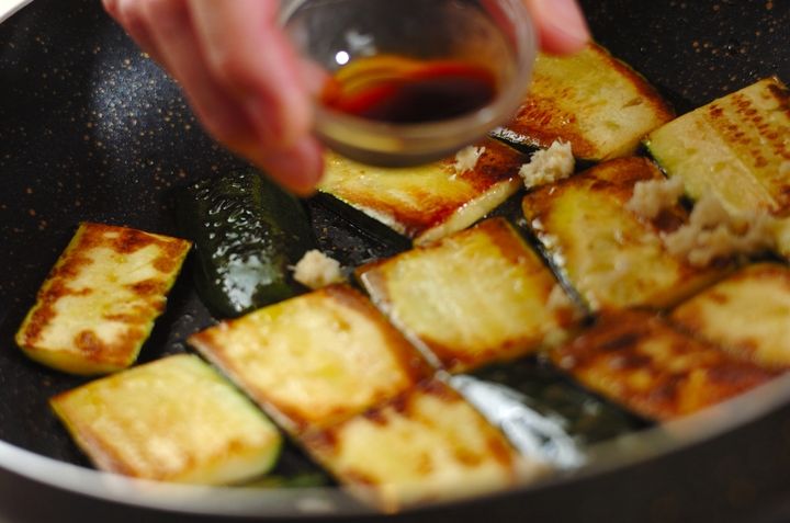 ズッキーニのしょうゆソテーの作り方1
