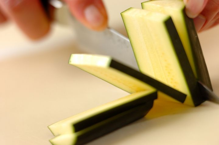 ズッキーニのしょうゆソテーの下準備1