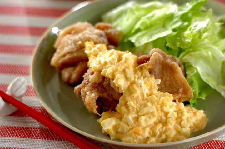 鶏の唐揚げタルタルソースかけ
