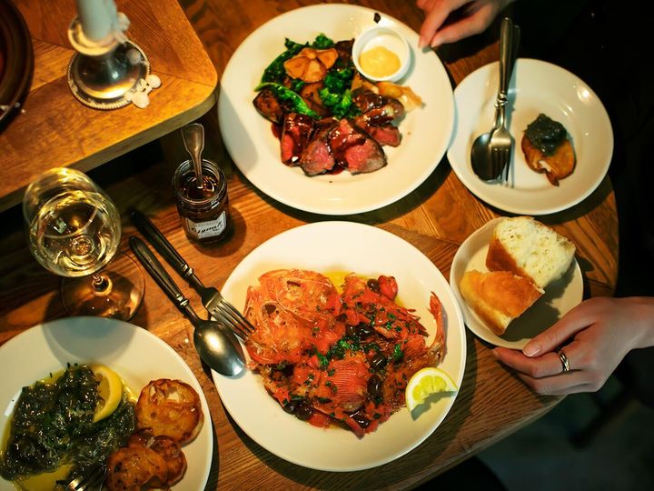 学芸大学『GASTRONOMIA』の「黒毛和牛のサイコロステーキ」、「根室キンキのディアボラ」、「生シラスのブルスケッタ」