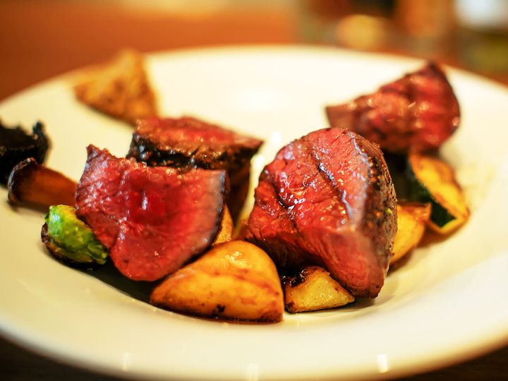 都立大学『ワインとイタリア料理141』の「長野県産菅平高原 鹿モモ肉のグリル」