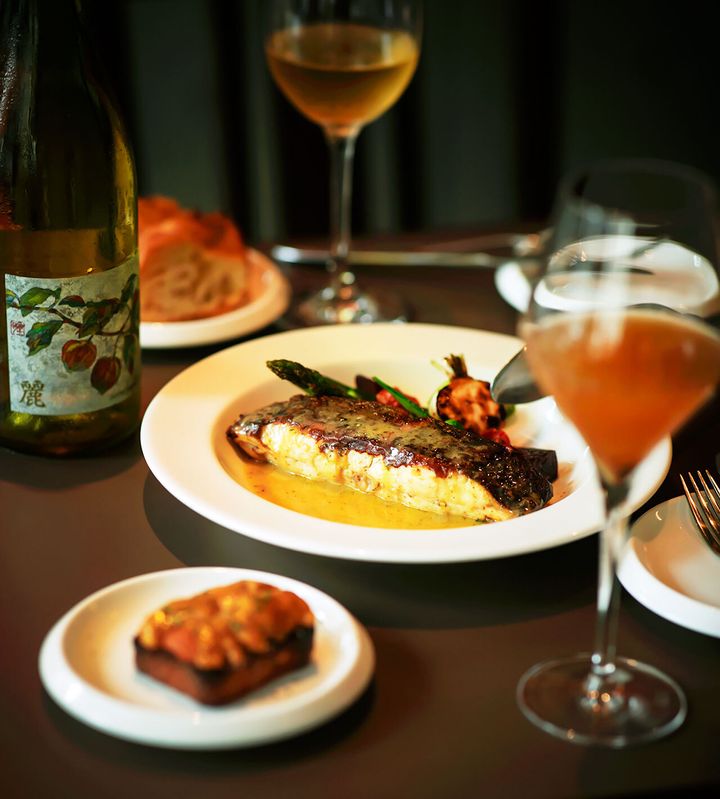 学芸大学『Batacocinq』の「ヒラメのムニエル ブール・ブランソース」、北海道産ウニをのせた自家製ブリオッシュ