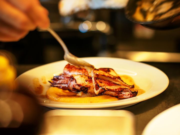 都立大学『ワインとイタリア料理141』の三重県尾鷲漁港のアカイカを使用したグリル