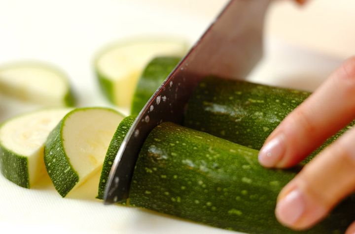 たっぷり夏野菜の冷製パスタの下準備1