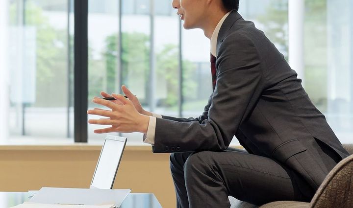 ミーティングをするビジネスマン