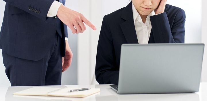 部下を叱るビジネスマン