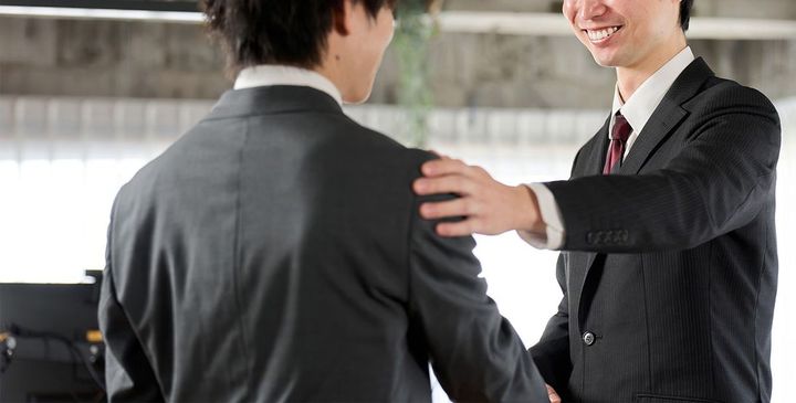 部下を励ますビジネスマン